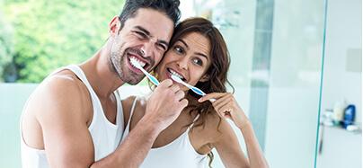 Escovar os dentes é essencial para evitar problemas.